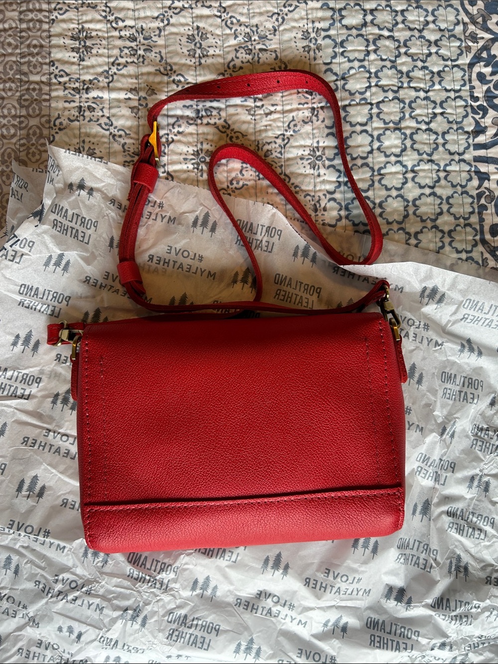 PLG Red.com Metro. Vibrant Crossbody With A BONUS PLG Sticker Sheet - Picture 5 of 9